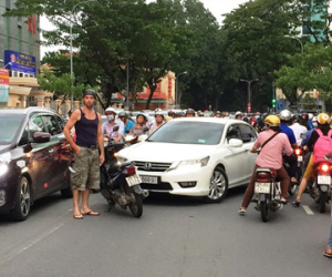 Ông Tây chặn ôtô chạy ngược chiều ở trung tâm Sài Gòn