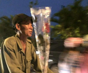 Cảm động người đàn ông lam lũ mua hoa tặng vợ 20/10