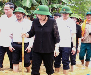 Chủ tịch Quốc hội thăm người dân vùng lũ