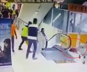 Clip: Bé gái ngã trọng thương khi bố công kênh đi thang cuốn