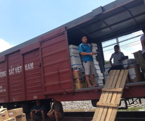 Đường sắt vận chuyển miễn phí hàng hóa cứu trợ cho người dân miền Trung
