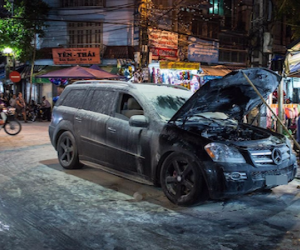 Hà Nội: Ô tô Mercedes bốc cháy ở phố Đồng Xuân
