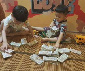 Hai cậu bé đập ống heo để gửi cho "chú Phan Anh" là hình ảnh đáng yêu nhất hôm nay!