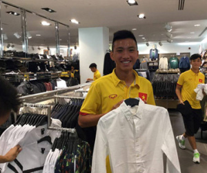 HLV Hoàng Anh Tuấn cho U19 VN shopping trước trận gặp Iraq