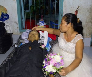 Mặc váy cô dâu và áo tang chồng trong một đêm