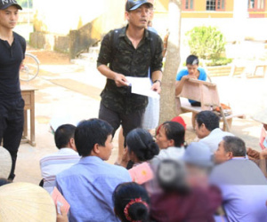Ngày trao quà cứu trợ thứ 2: "Mong lần sau đến đây, bà con có thể tặng quà ngược lại cho Phan Anh"