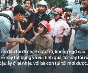Người dân rốn lũ nói về Phan Anh: "Cái chú MC trẻ trẻ phát quà xong còn động viên thôi bà ráng lên nữa"