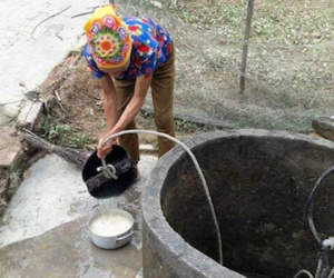 Người dân vùng lũ phải dùng nước giếng đục ngầu để nấu ăn