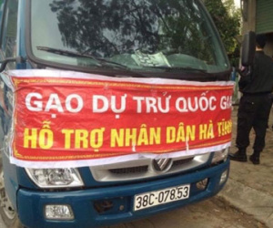 Xe chở "gạo…hỗ trợ nhân dân Hà Tĩnh" thuộc Công ty Lương thực