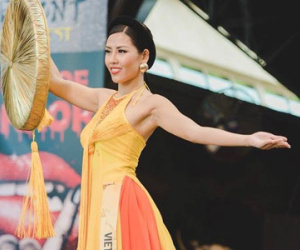 Áo tứ thân của Nguyễn Loan vào top 10 trang phục dân tộc