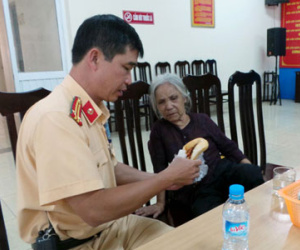 Cụ bà đi lạc từ Thanh Hóa ra Hà Nội