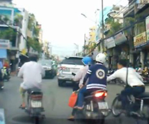 Đang chở con 4 tuổi, người phụ nữ vẫn dũng cảm bắt được tên cướp đường phố