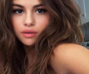 Fan nghẹn ngào khi biết chế độ chữa trị của Selena Gomez