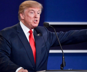 Mạng xã hội dậy sóng vì Trump gọi Clinton là "mụ đàn bà xấu xa"