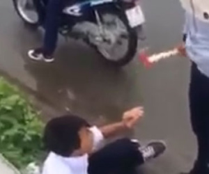 Nam sinh bị bạn dùng búa đánh dã man giữa đường