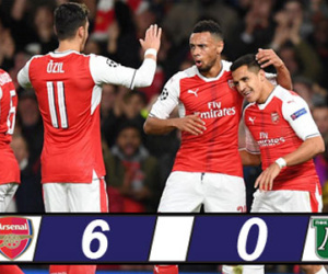 Oezil lập hat-trick, Arsenal chiếm ngôi đầu từ tay PSG