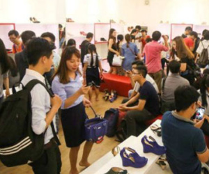 Tiệm giày, công ty địa ốc tung chiêu quảng cáo "lạ" hút khách ngày 20/10