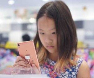 Di động tầm trung thành "nồi cơm" của cửa hàng xách tay