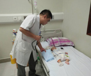 Mẹ hối hận vì gửi con 10 tháng tuổi cho hàng xóm