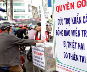 Người Sài Gòn cùng ra đường góp tiền ủng hộ bà con miền Trung bị lũ lụt