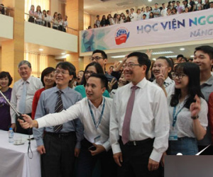 Phó Thủ tướng selfie cùng sinh viên Ngoại giao
