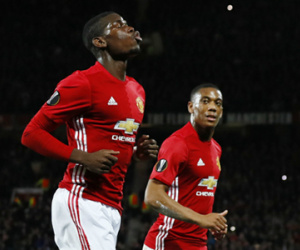 Pogba lập cú đúp, Man Utd đè bẹp đội của Van Persie
