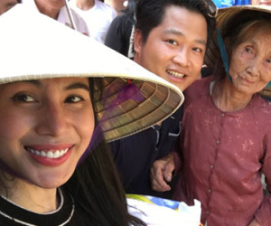Thủy Tiên về Hà Tĩnh cứu trợ lũ lụt