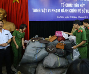 Tiêu hủy gần 2.400 sản phẩm thời trang giả hàng hiệu ở Hà Nội