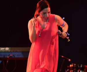 Diva Mỹ Linh "nhảy như lên đồng" ở Monsoon, khán giả hôn nhau