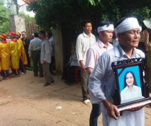Hàng ngàn người tiễn đưa "Bông hoa vùng lũ"