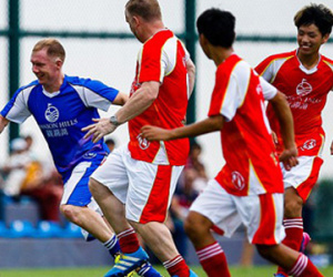Paul Scholes đối đầu Robbie Fowler ở Trung Quốc
