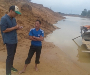 Cảm động hình ảnh MC Phan Anh về vùng lũ khảo sát để mua trâu bò