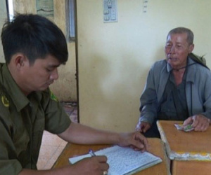 Cụ ông 83 tuổi suýt mất tiền triệu vì đổi nhầm vé số