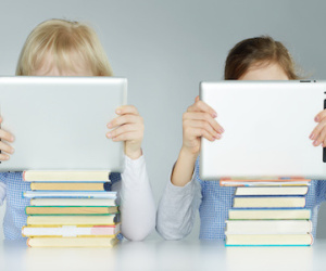 Làm thế nào giúp con bạn dùng thiết bị điện tử an toàn sức khoẻ?