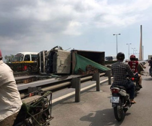 Lật xe chở đất, cầu Bãi Cháy ách tắc nghiêm trọng