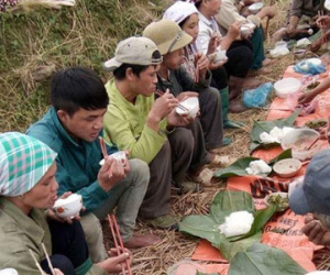 Một thời tuổi thơ 8X, chúng ta cũng từng mang cơm ra đồng cho bố mẹ như thế này