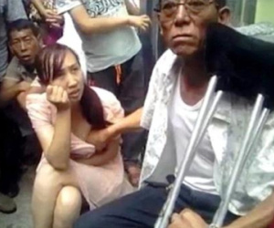 Sốc với kiểu bói toán kỳ lạ: Sờ ngực đoán vận mệnh, quan hệ với thầy bói sẽ khỏi bệnh