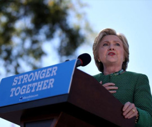 Bà Clinton gọi ông Trump là “kẻ thất bại đau đớn”