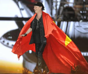 Ca sĩ chính của Scorpions khoác cờ Việt Nam lên sân khấu