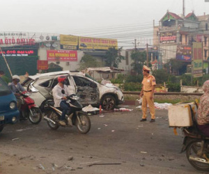 Chùm ảnh: Hiện trường kinh hoàng tàu hỏa tông ô tô khiến 5 người tử vong