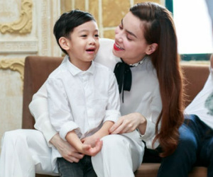 Clip Hồ Ngọc Hà và con trai trò chuyện bằng tiếng Anh gây sốt