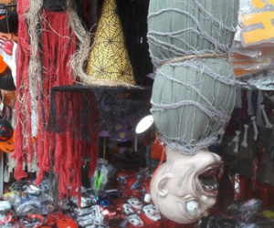 Đồ chơi Halloween: Không thiếu gì từ bí ngô đến dao cài đầu, “bom thối”