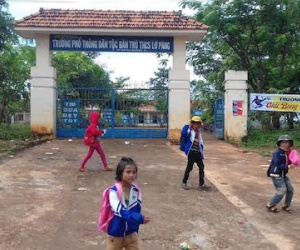 Đồng nghiệp nói gì về vụ thầy giáo cầm dao đòi "tình" nữ giáo viên?