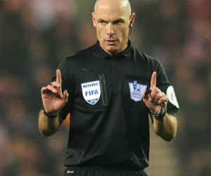 Howard Webb ly dị vợ, sống với nữ trọng tài Đức