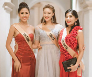 Nguyễn Thị Loan khoe vai trần gợi cảm cùng thí sinh Hoa hậu hòa bình thế giới