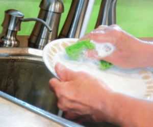 Rửa bát là việc thường ngày nhưng ai ngờ mình đang hại cả nhà vì rửa theo cách rất sai