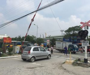 Sau vụ tàu hỏa đâm ô tô, sẽ lắp thêm rào chắn tự động