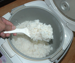 Bà nội trợ Việt nên nấu cơm NƯỚC SÔI hay NƯỚC LẠNH để không mất chất