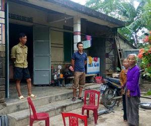 Đoàn cứu trợ ra khỏi nhà dân, thôn đến thu lại tiền hỗ trợ