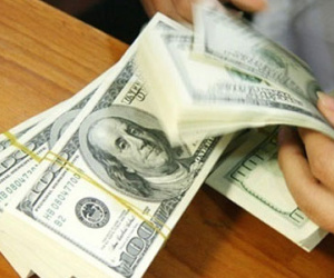 Giá USD và vàng bất ngờ ... tăng